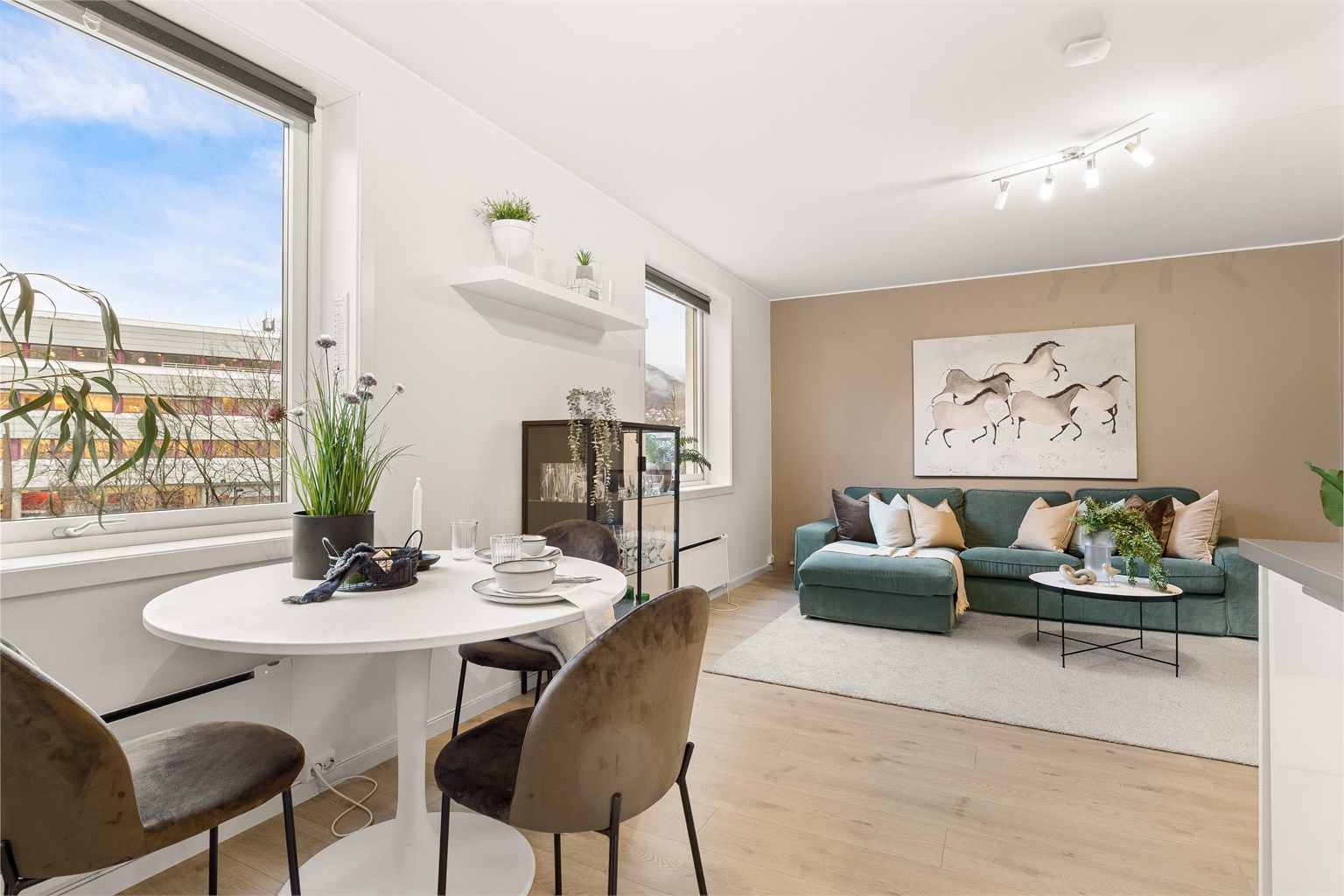  Meget god planløsning med plass til både spisebord og sofagruppe. Foto: Stian Inderhaug.