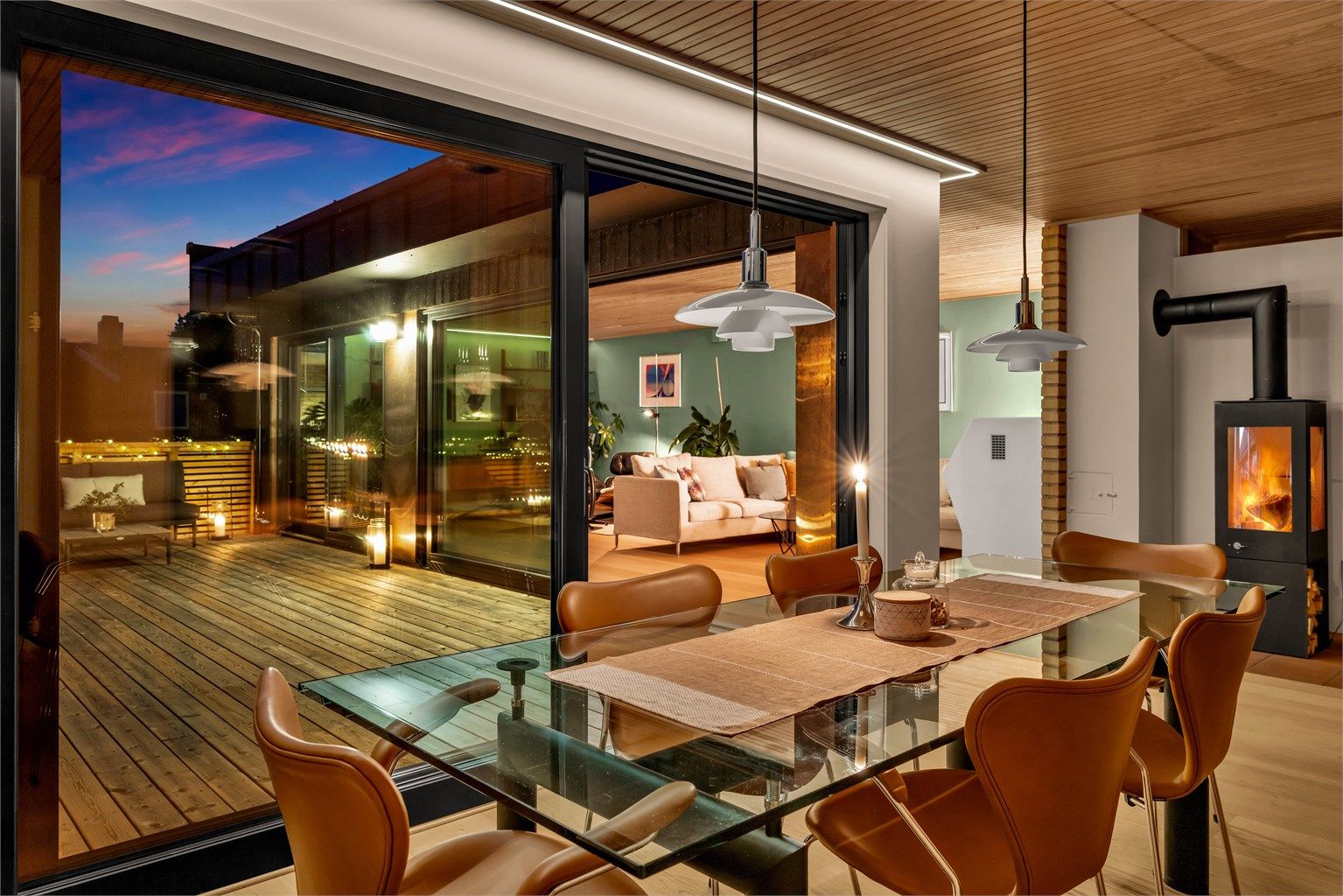 Videre kan eiendommen skilte med en vestvendt, helt usjenert hage med boltreplass og en solrik, dels overbygd terrasse på ca. 52 kvm. 