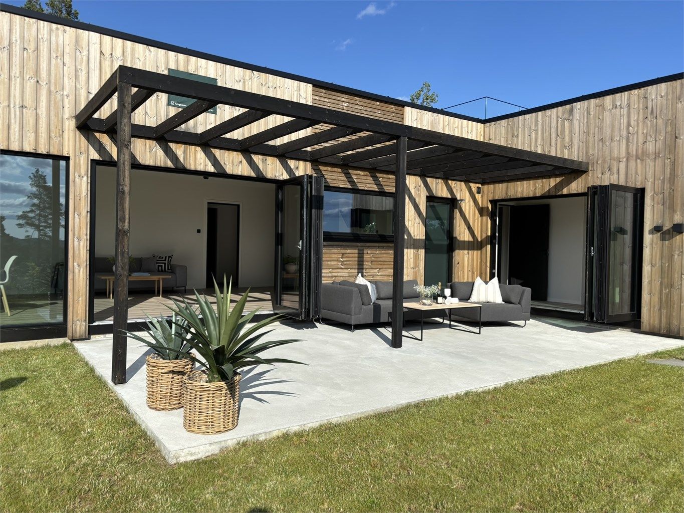 Sjarmerende uteplass – ideell for grilling og sosiale stunder.

