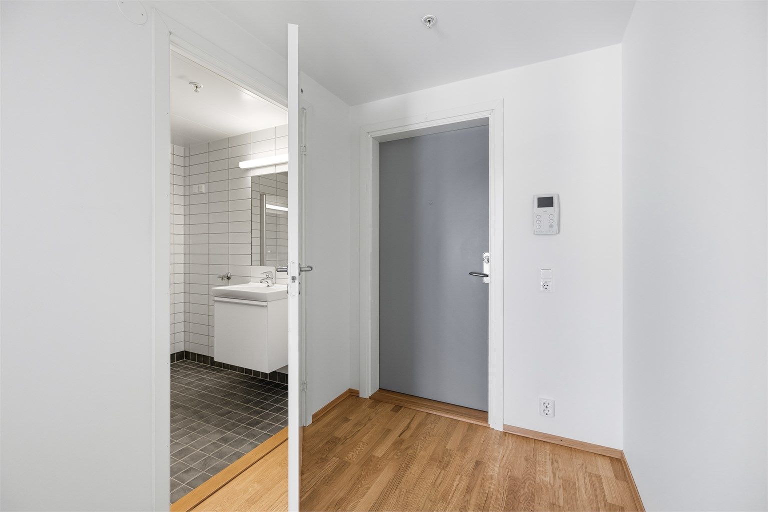 Velkommen inn til en romslig entré.