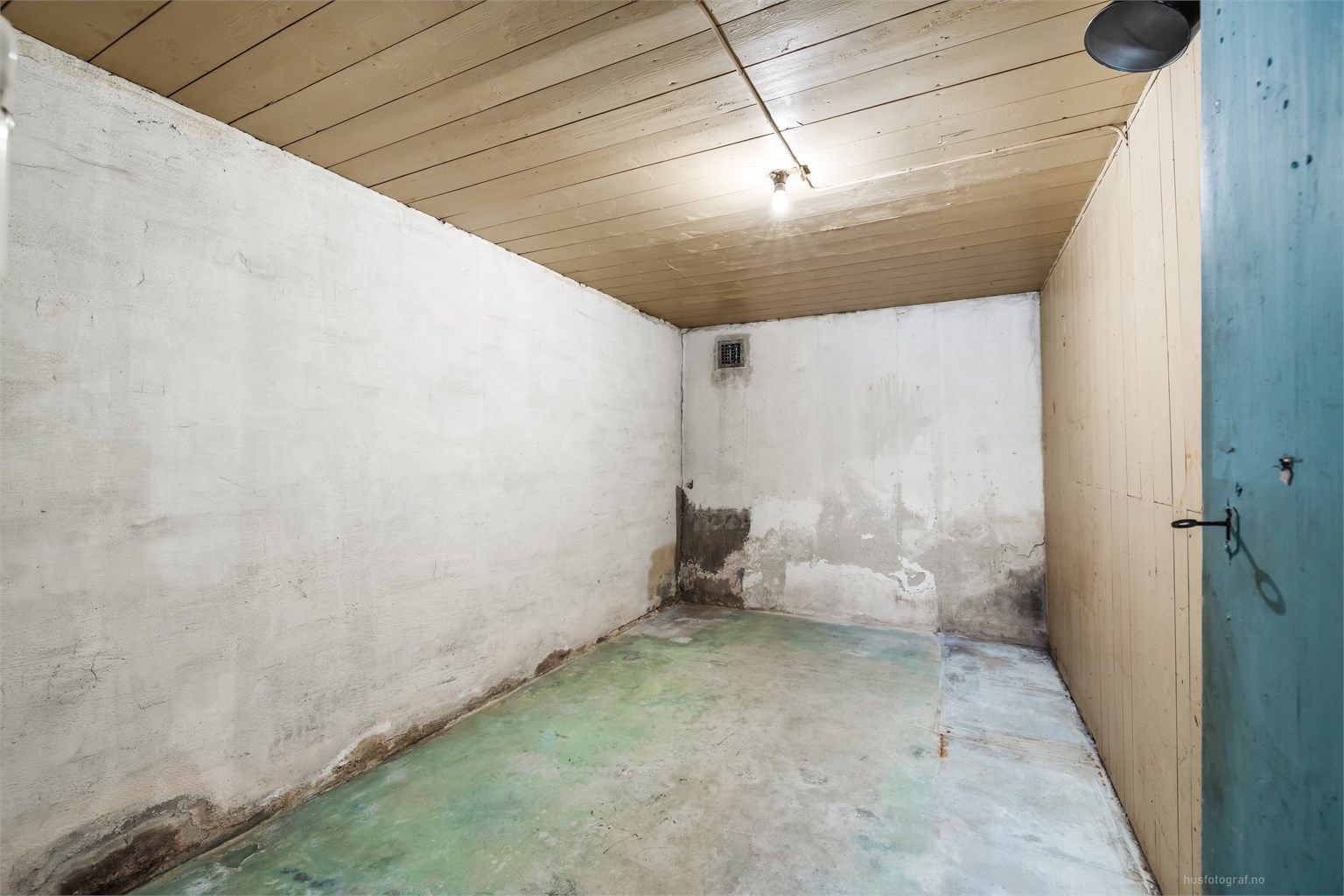 Boligen har hele fem boder i kjelleren for optimal oppbevaring.