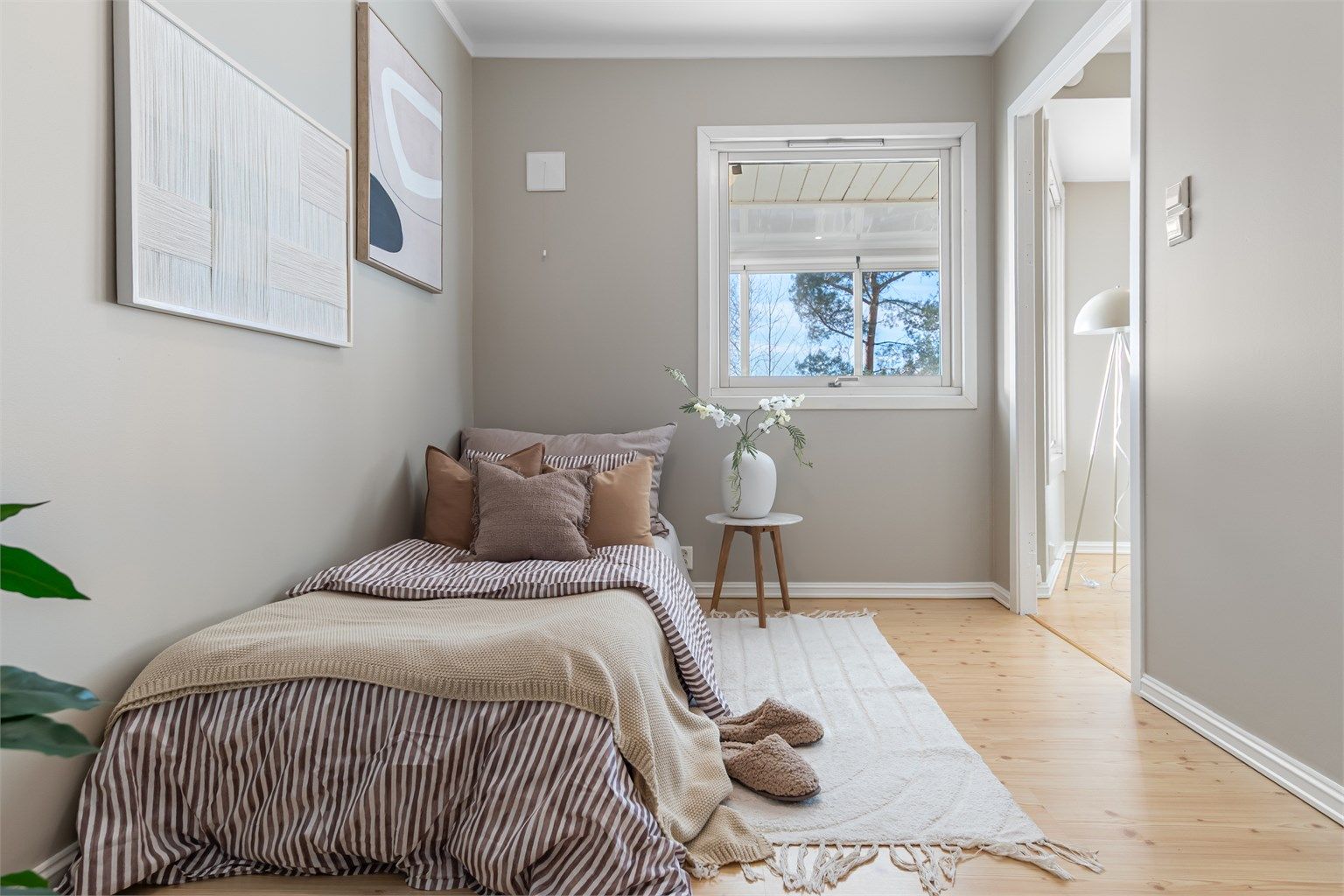 - Nymalte vegger i flott beigefarge -