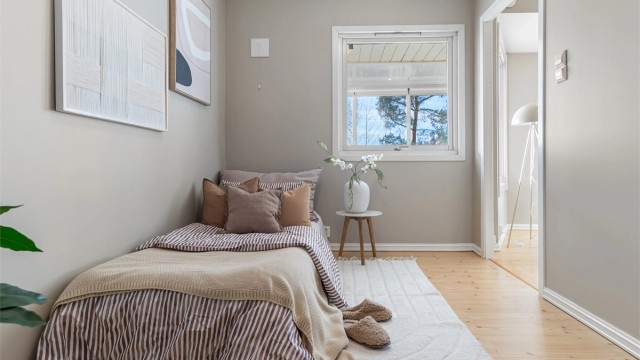 - Nymalte vegger i flott beigefarge -