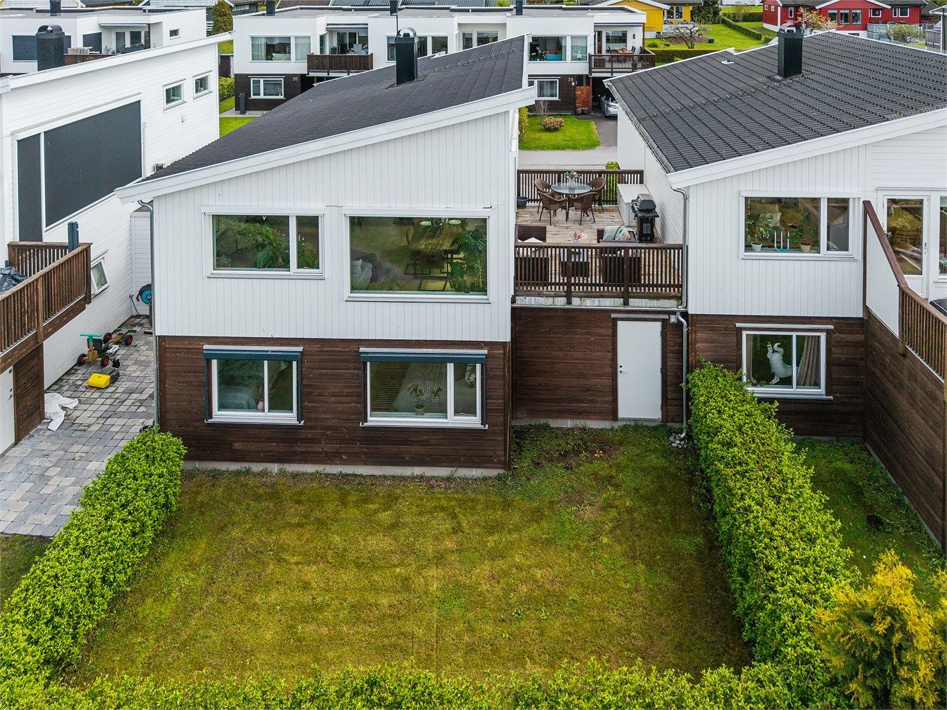 Tomten er opparbeidet med asfalt, belegningsstein og plen. Tomten er pent omrammet med lav hekk og det er opparbeidet fine uteplasser. 