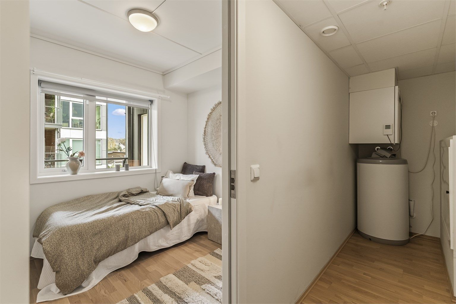 Det ene soverommet ligger praktisk til ved den innvendige boden. Kanskje ypperlig som egen walk-in garderobe?