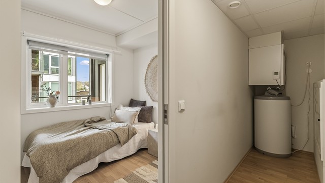 Det ene soverommet ligger praktisk til ved den innvendige boden. Kanskje ypperlig som egen walk-in garderobe?