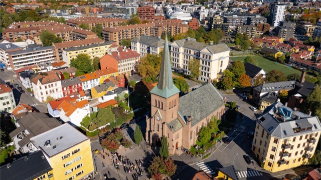 Fantastisk beliggenhet på Kampen. Aksjelaget i bakgrunnen og Kampen kirke i forgrunn