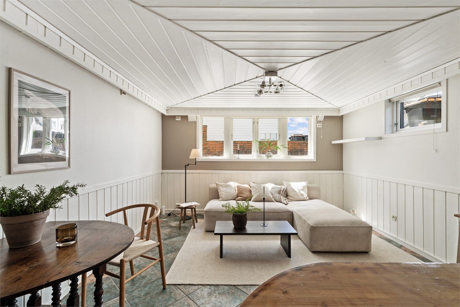 Store vindusflater slipper inn godt med naturlig dagslys (Foto: Martin Nordbø).