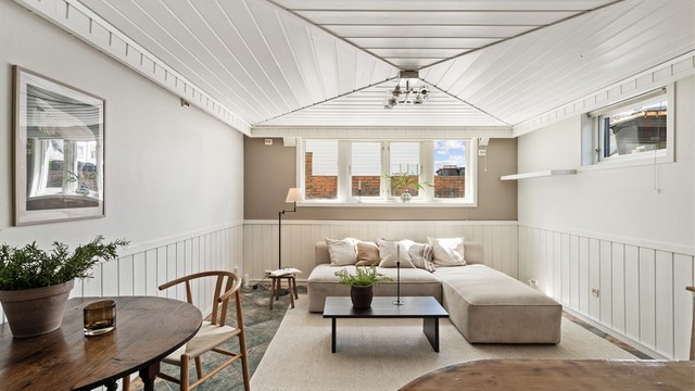 Store vindusflater slipper inn godt med naturlig dagslys (Foto: Martin Nordbø).