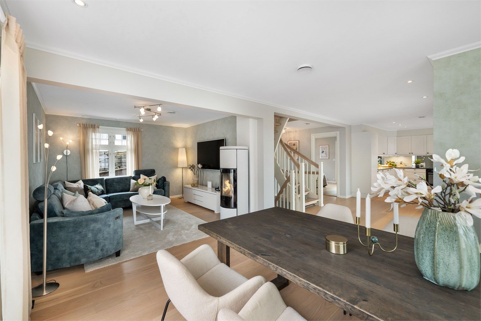 Lys, romslig og svært innbydende åpen og sosial planløsning