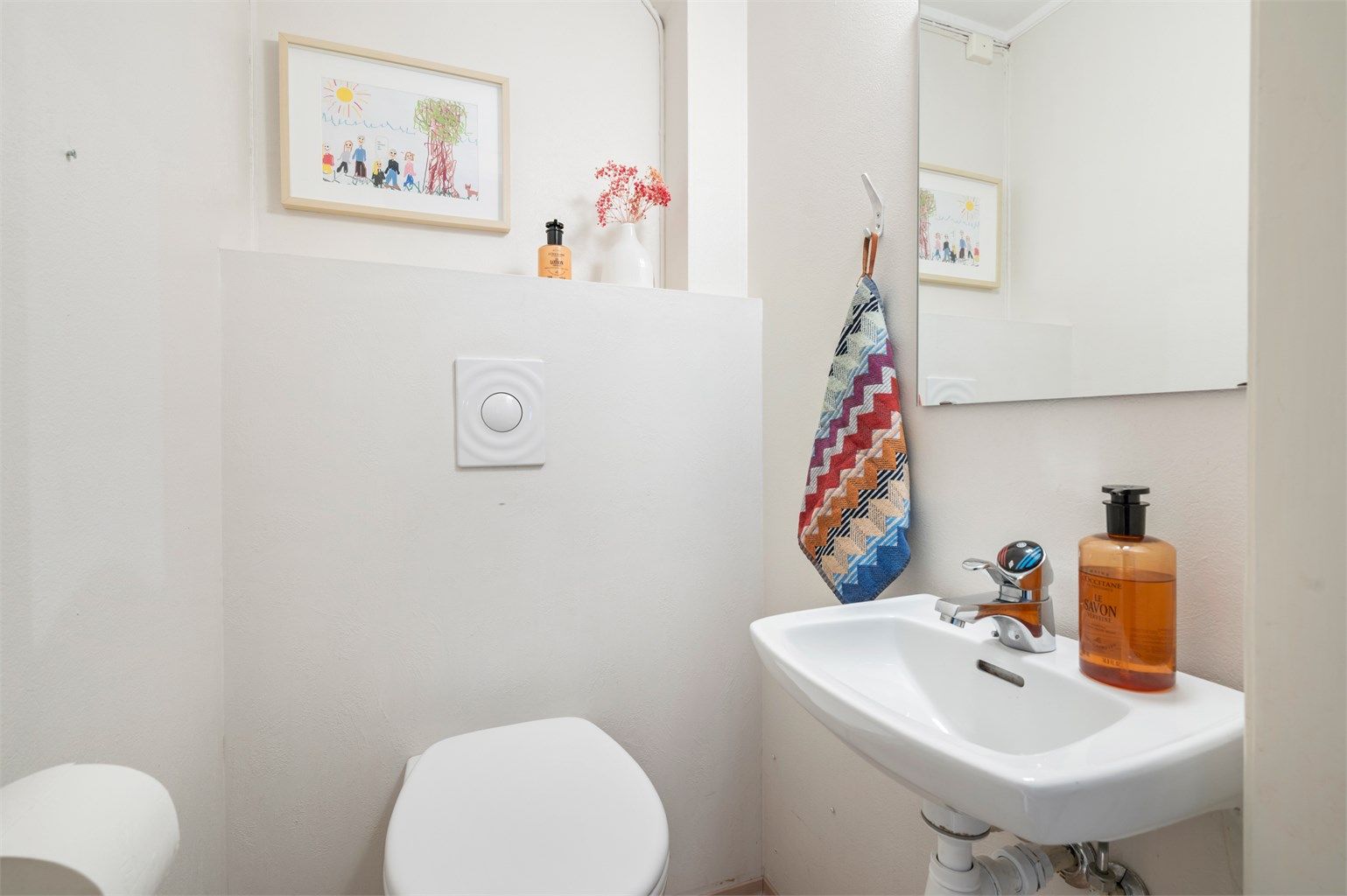 Praktisk toalettrom i forbindelse med badet og vindfanget.