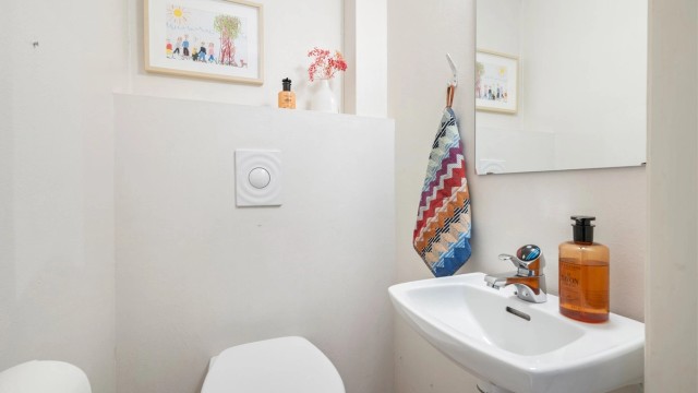 Praktisk toalettrom i forbindelse med badet og vindfanget.