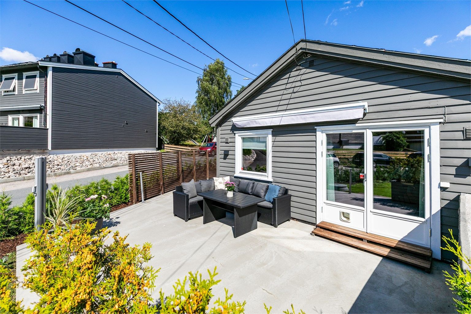 Ny platting på omfangsrike 48 kvm. ble støpt i 2021 og er sommerstid solfylt store deler av dagen.