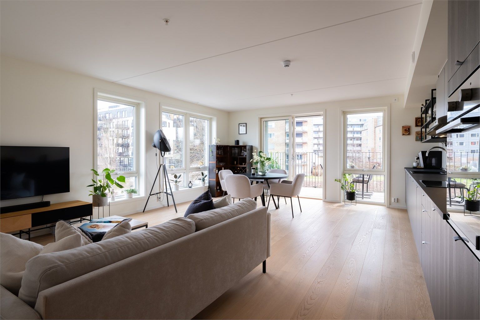 Den åpne løsningen mot kjøkkenet gjør rommet lett å møblere etter egen smak og skaper en sosial atmosfære.