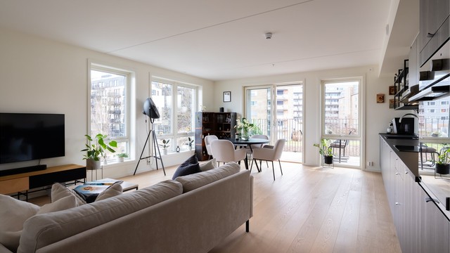 Den åpne løsningen mot kjøkkenet gjør rommet lett å møblere etter egen smak og skaper en sosial atmosfære.