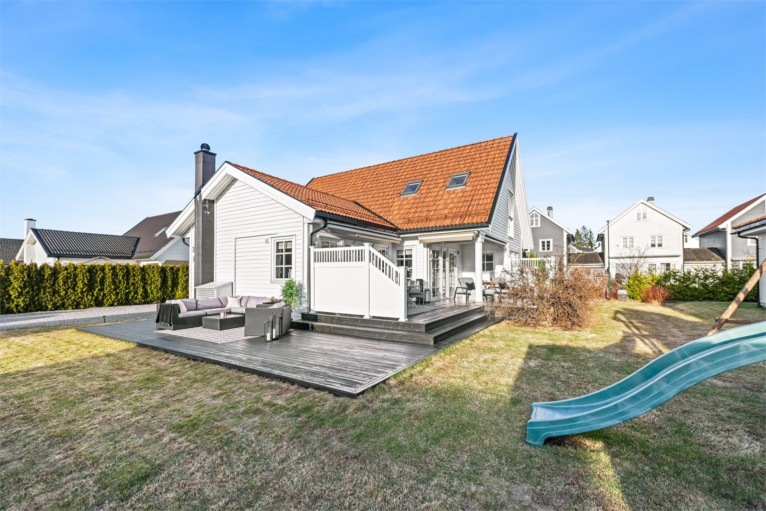 Tomten er pent opparbeidet og veldig familievennlig. 