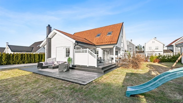 Tomten er pent opparbeidet og veldig familievennlig.