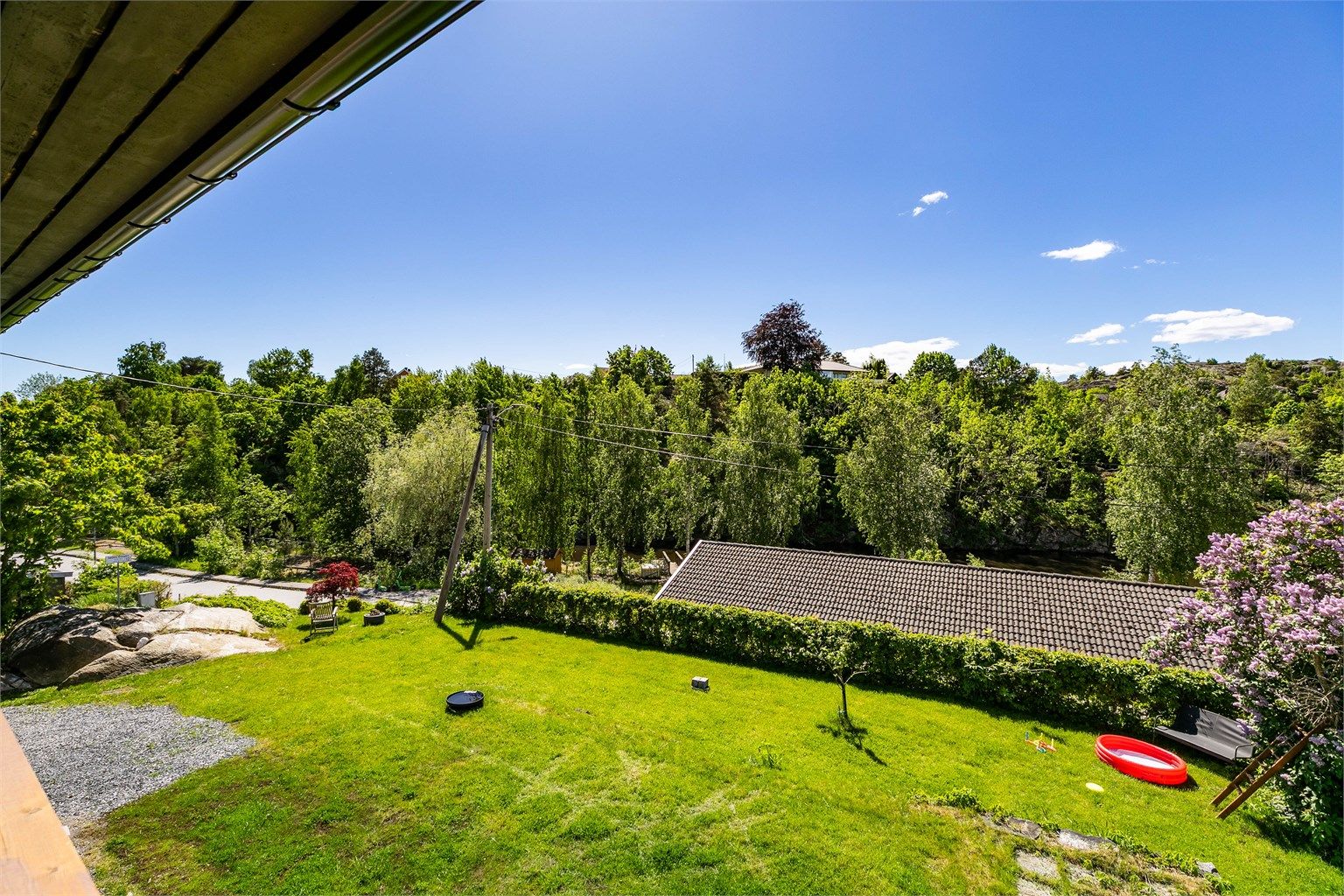 På verandaen sees et fint utsyn over egen hage til Mosseelva som renner stille forbi rett nedenfor.