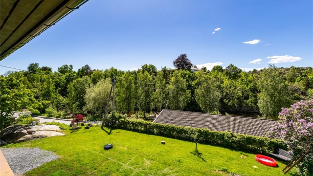 På verandaen sees et fint utsyn over egen hage til Mosseelva som renner stille forbi rett nedenfor.