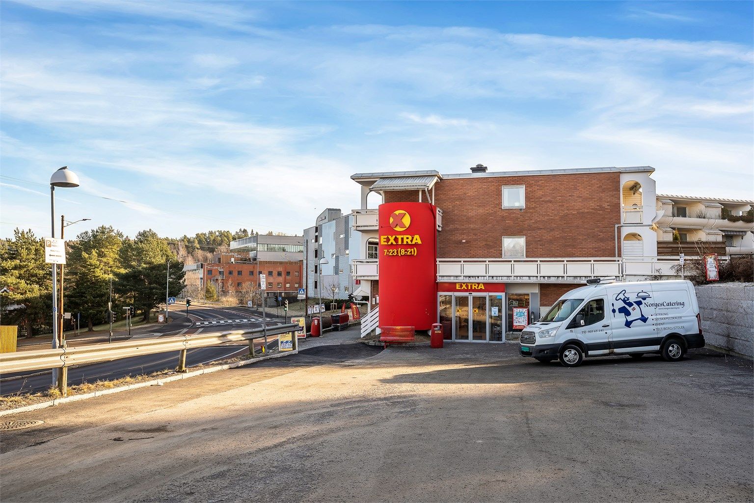 Av nærbutikkene inkluderer Coop Extra og Rema 1000. Fint å parkere her i forbindelse med visning.