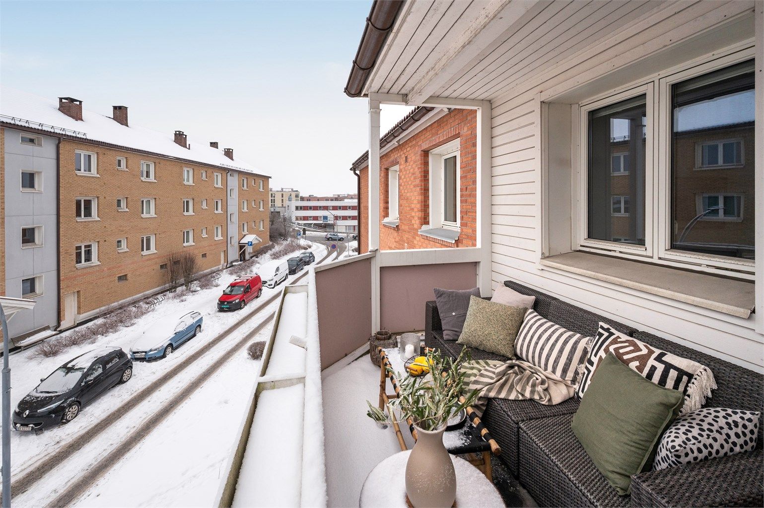 Leiligheten har en herlig balkong med utgang fra stuen. 