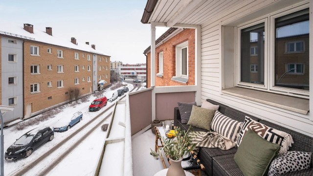 Leiligheten har en herlig balkong med utgang fra stuen.