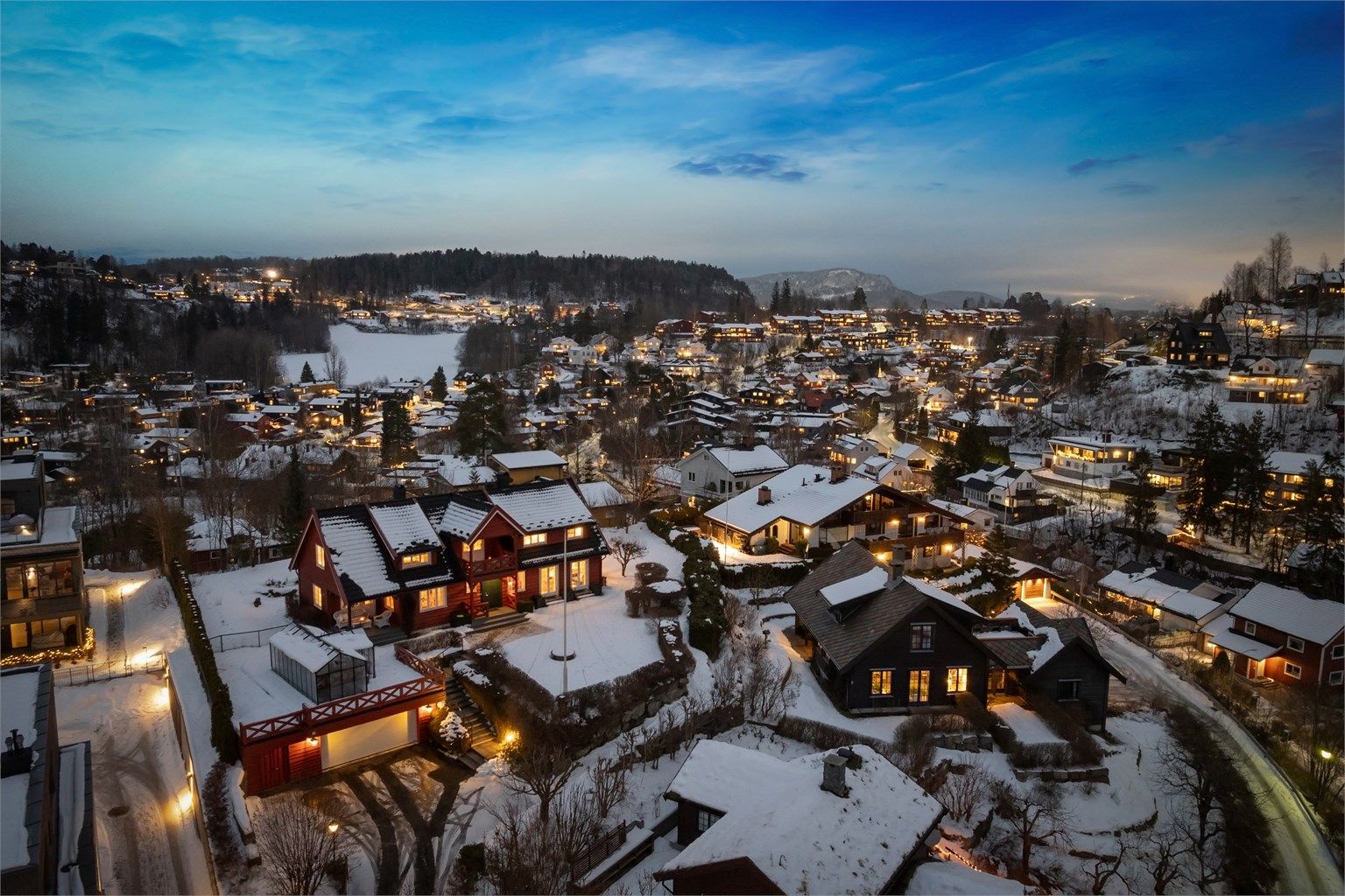 Her bor dere med nærhet til tog, barnehager, skoler, butikker og flotte turområder