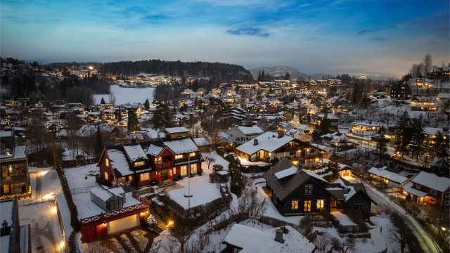 Her bor dere med nærhet til tog, barnehager, skoler, butikker og flotte turområder