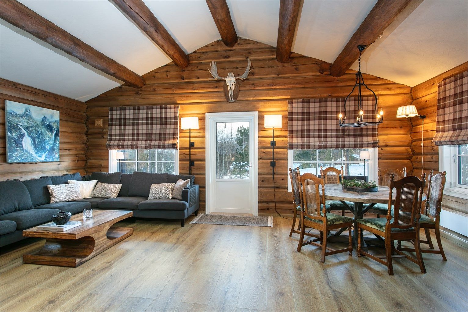 Det er god plass til både sofagruppe og spisestue på stuen