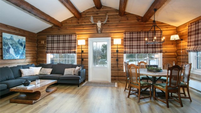 Det er god plass til både sofagruppe og spisestue på stuen