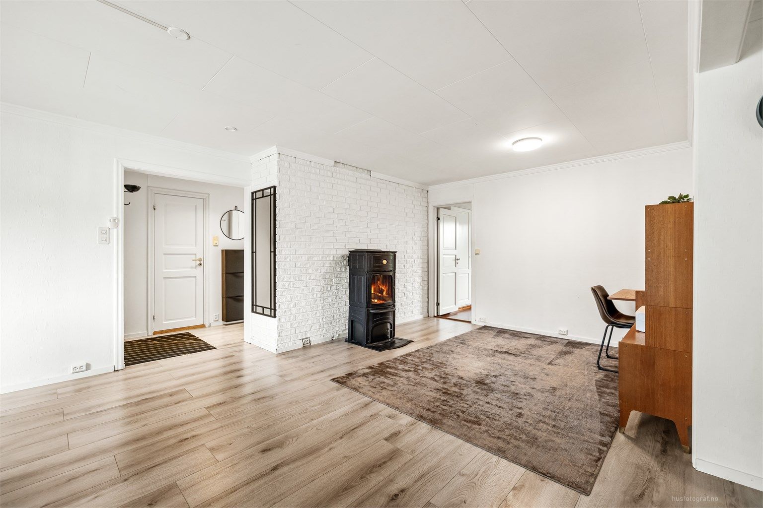 En vedovn gir ekstra varme og hygge i stuedelen.