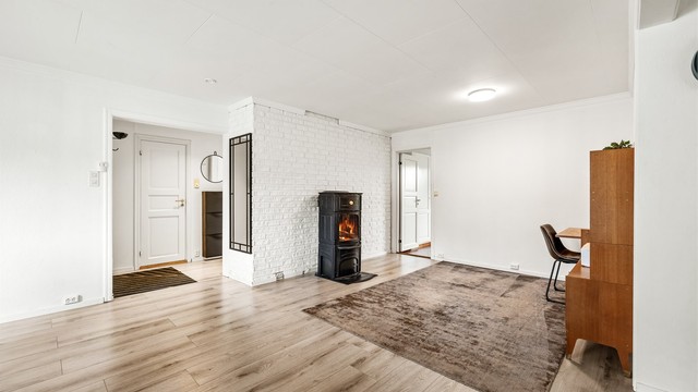 En vedovn gir ekstra varme og hygge i stuedelen.