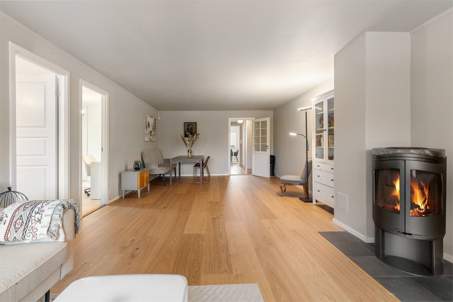 Leiligheten ligger i ende med vinduer ut mot hele 3 yttervegger. Oppgradert i nyere tid med overflatebehandling av vegger og tak samt nye gulv i 2026. Baderom og wc/vaskerom fra 2023. Foto: Zovenfra AS