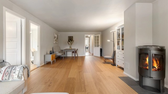 Leiligheten ligger i ende med vinduer ut mot hele 3 yttervegger. Oppgradert i nyere tid med overflatebehandling av vegger og tak samt nye gulv i 2026. Baderom og wc/vaskerom fra 2023. Foto: Zovenfra AS