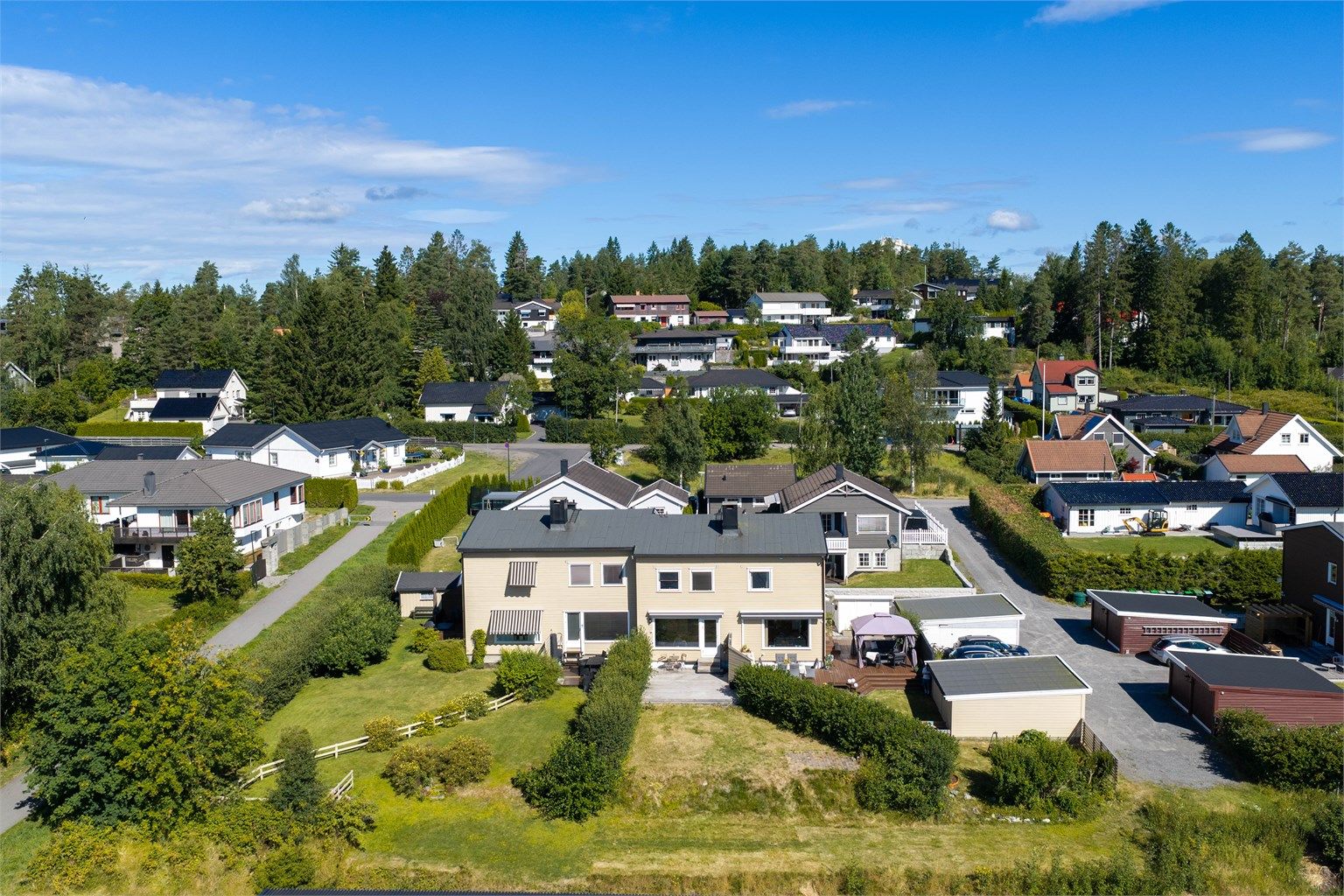 Her bor du med kort vei til både servicetilbud, skoler, barnehager og flotte turområder i Østmarka.