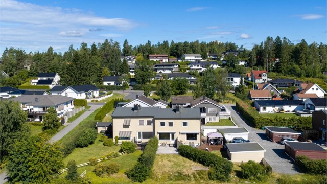 Her bor du med kort vei til både servicetilbud, skoler, barnehager og flotte turområder i Østmarka.