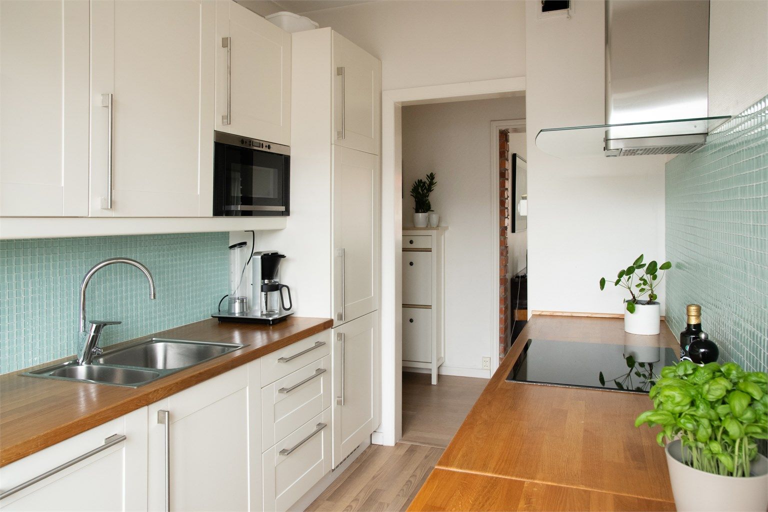 Kjøkkenet oppleves som lyst og innbydende, og har rikelig med oppbevaringsplass i under- og overskap. Kjøkkeninnredningen er fra 2008, og består av profilerte fronter, benkeplater av tre, nedfelt kjøkkenvask med armatur m.m.