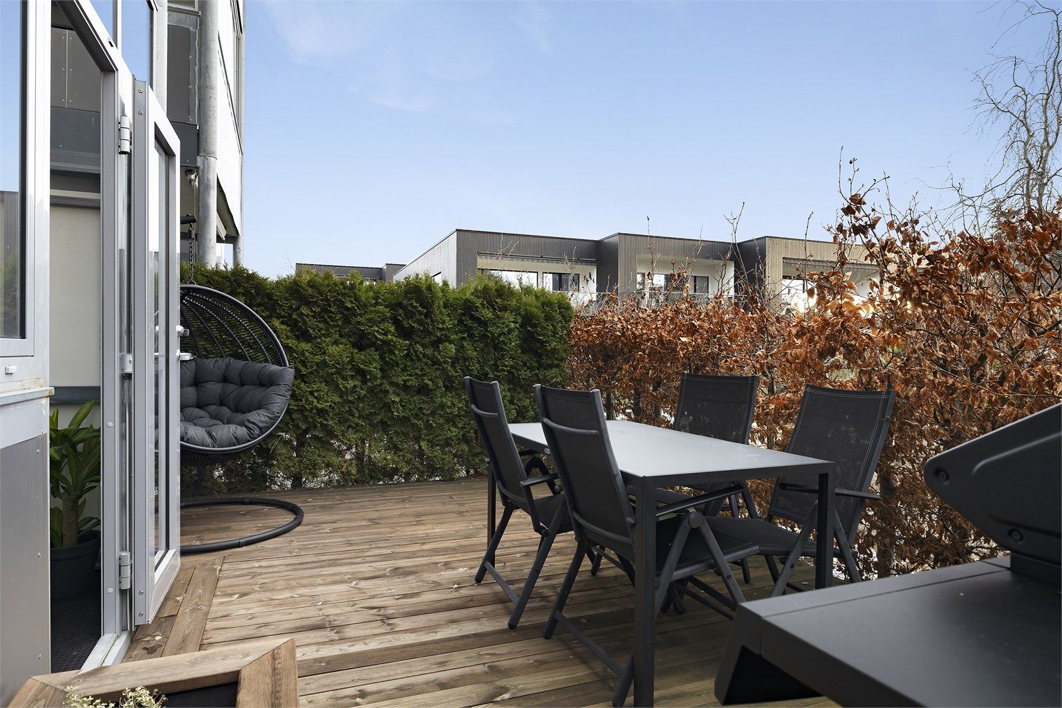 Terrassen er usjenert og på ca 22m². I følge selger treffer solen ca 09-19 på sommeren og 12-15 på vinteren. Man har med andre ord gode solforhold!