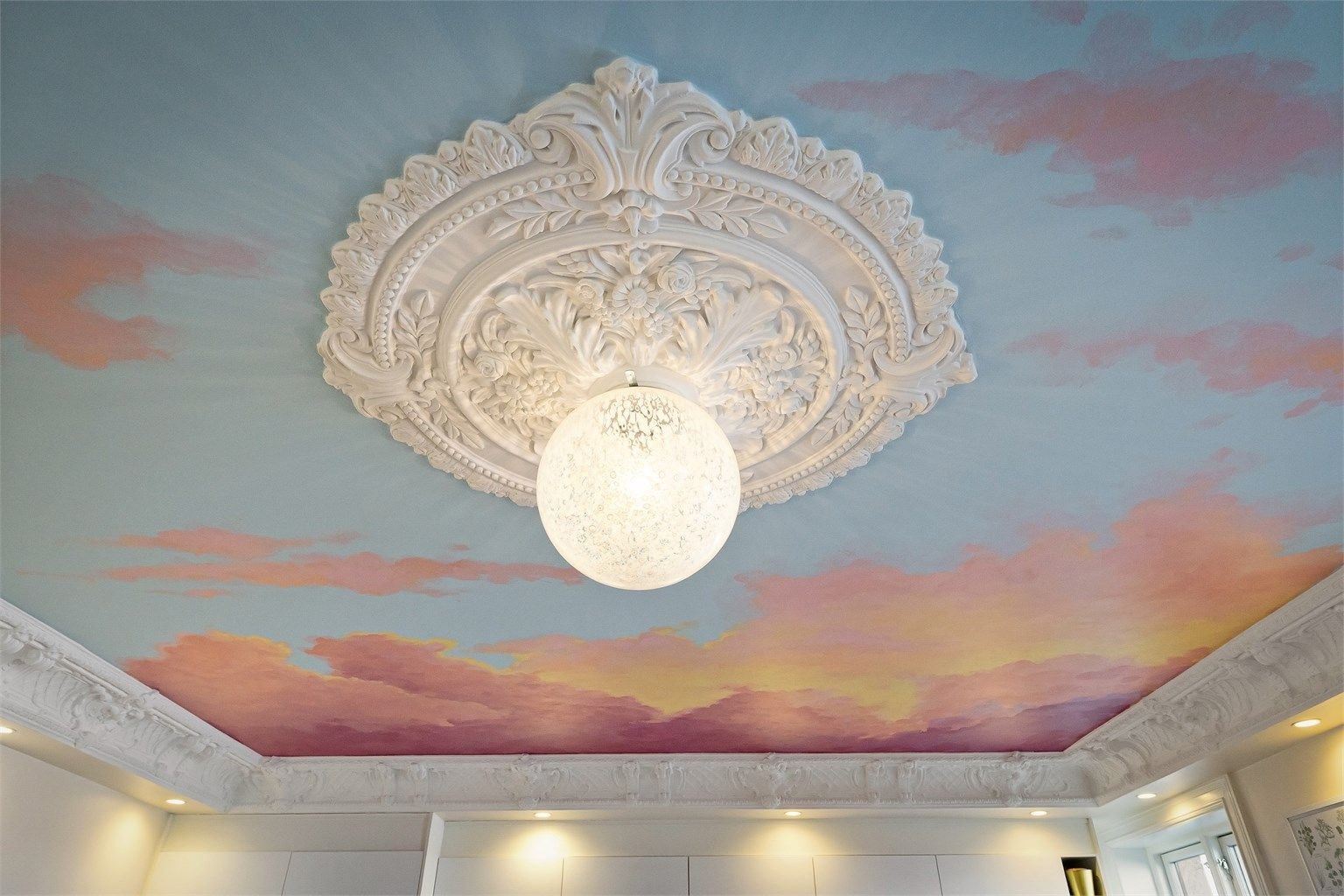 Leiligheten kombinerer klassiske detaljer med et personlig og kunstnerisk uttrykk.