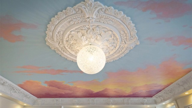 Leiligheten kombinerer klassiske detaljer med et personlig og kunstnerisk uttrykk.