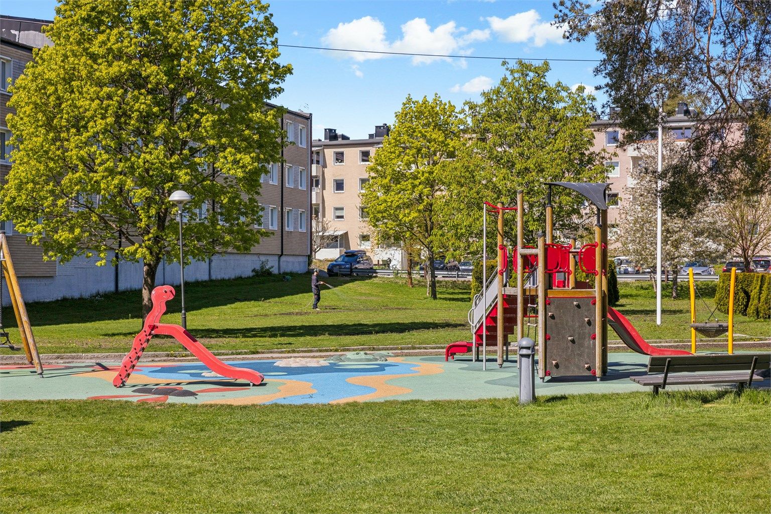 Store, grønne fellesarealer med lekeplass rett utenfor døren.