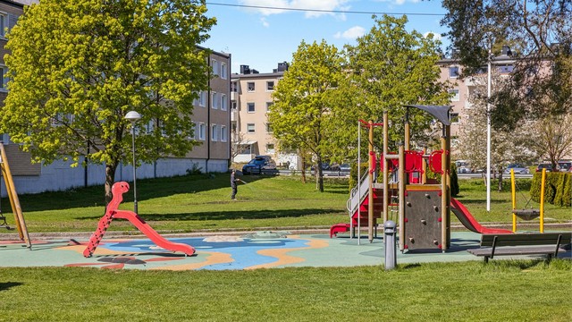 Store, grønne fellesarealer med lekeplass rett utenfor døren.
