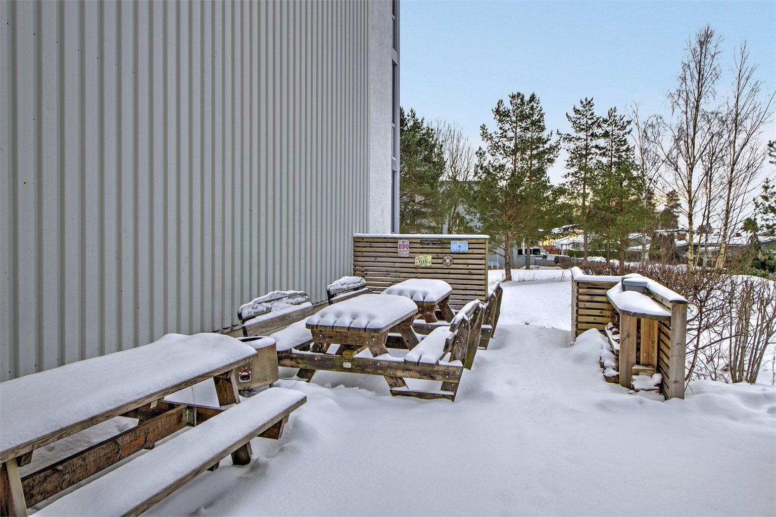 Platting på enden av blokken - perfekt for selskaper med plass til langbord, grill, etc