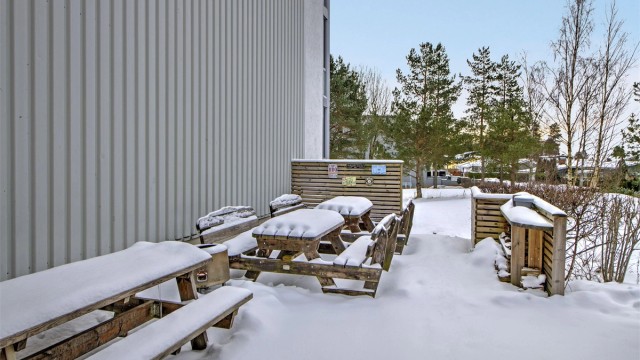 Platting på enden av blokken - perfekt for selskaper med plass til langbord, grill, etc