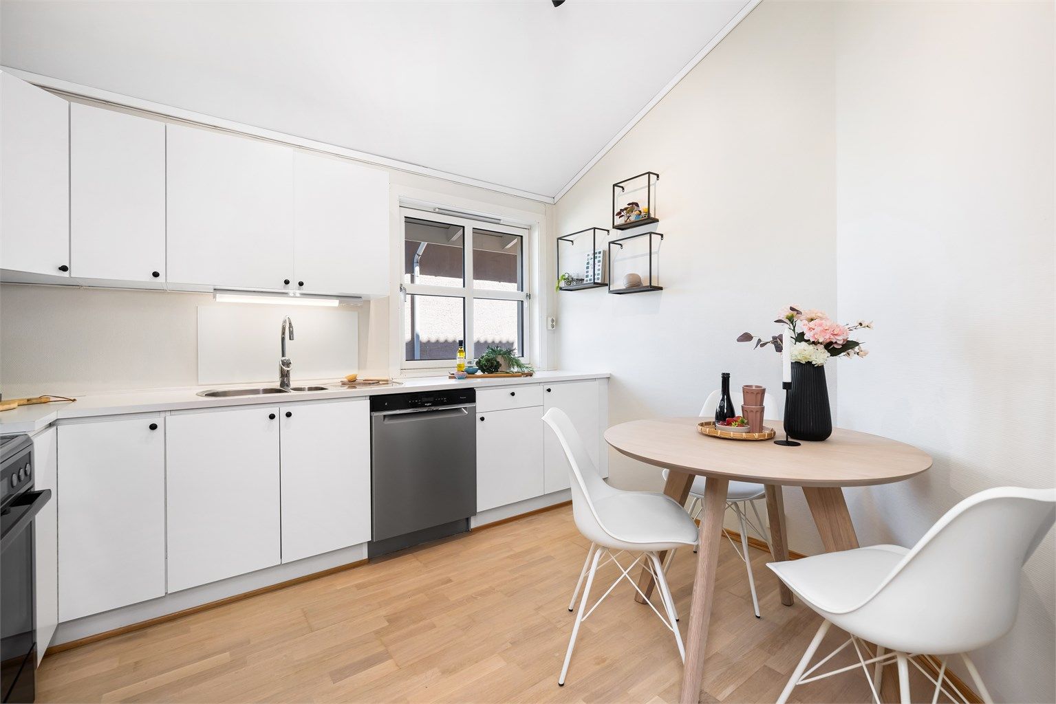 Kjøkkenet er stort mer rikelig skap plass. Det er også plass til egen spisegruppe. 