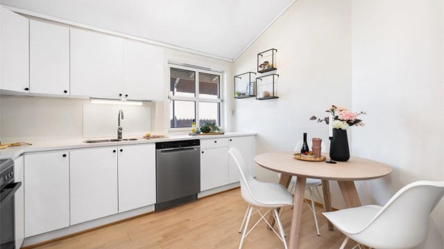 Kjøkkenet er stort mer rikelig skap plass. Det er også plass til egen spisegruppe.