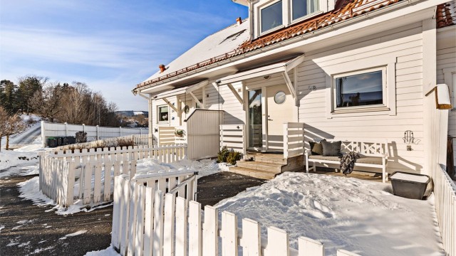 Hyggelig inngangsparti med morgensol. Plass til utemøbler.
