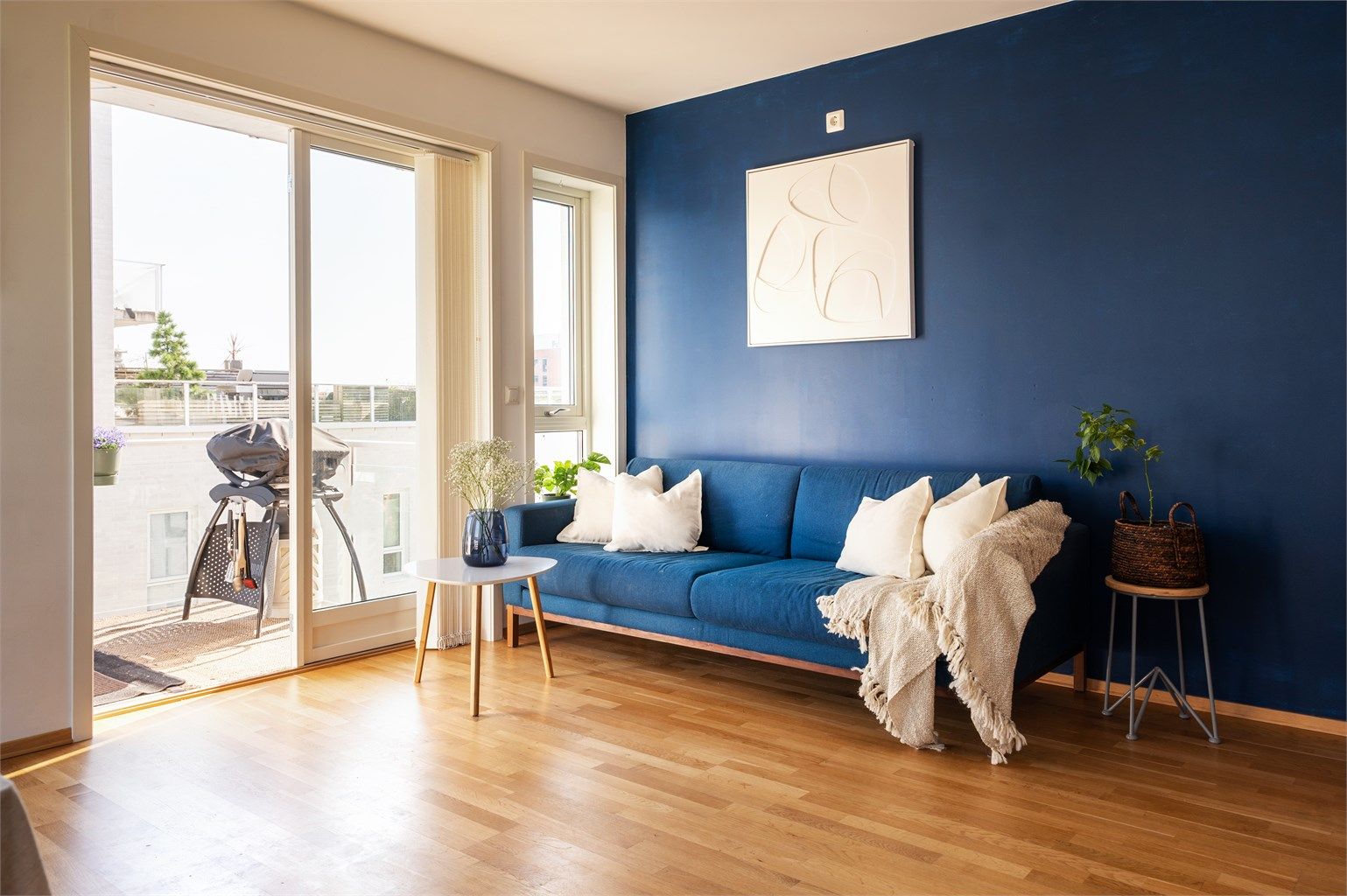 Stuen har god plass til sofa og tilhørende møblement