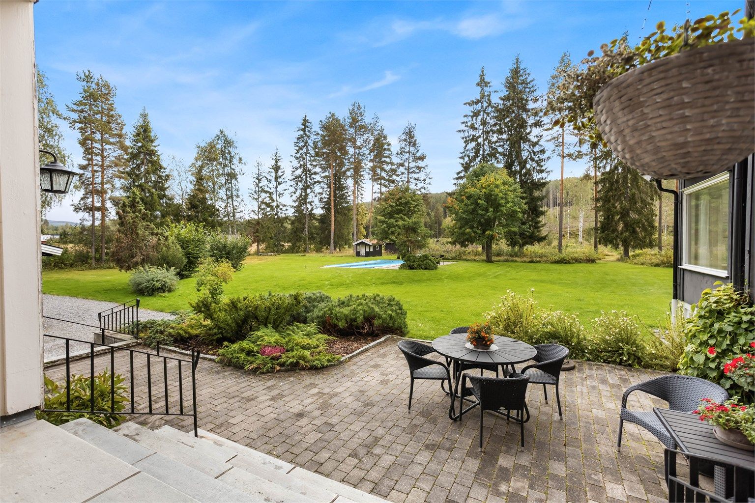 Hyggelig uteareal med steinplatting på 43kvm. 