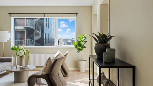 Gjennomgående parkett og malte flater gir et helhetlig og rent uttrykk.